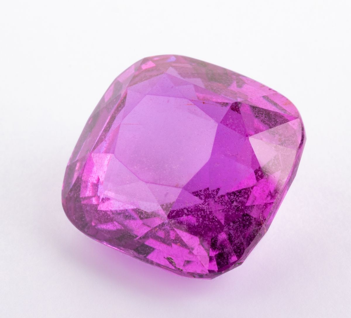 Null Zafiro rosa de 9 quilates en talla cojín con un matiz violeta y un color pr&hellip;