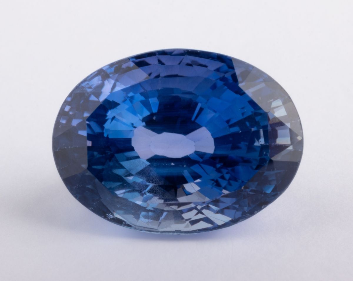 Null Natürlicher Farbwechsel-Saphir von 5,34 ct. In ovaler Form. Es wechselt von&hellip;