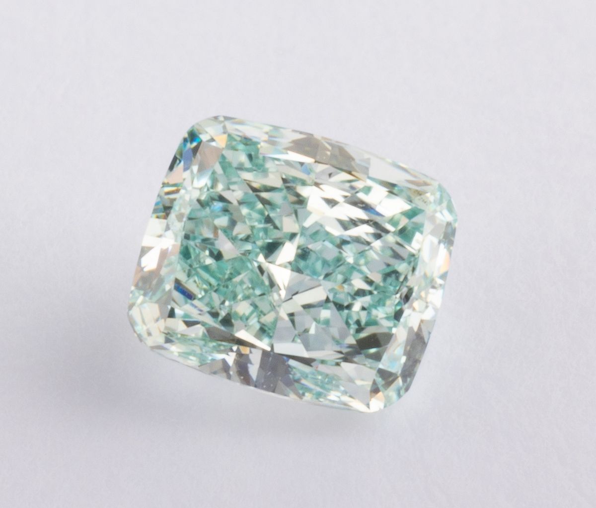 Null 0,50 ct. Modifizierter Diamant im Kissenschliff, intensiv blau-grün, Reinhe&hellip;
