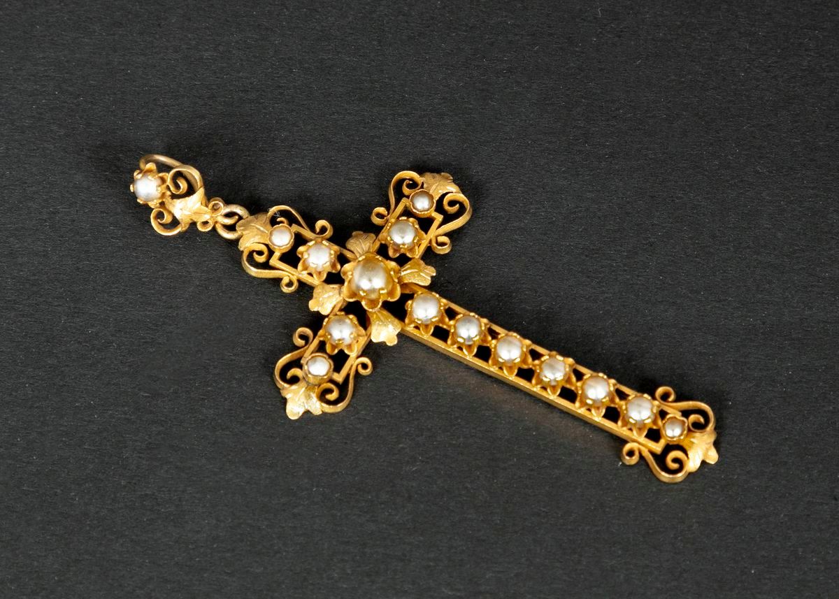 Null Croix ajourée en or jaune 18k (750 millièmes) ornée de petites perles d'imi&hellip;