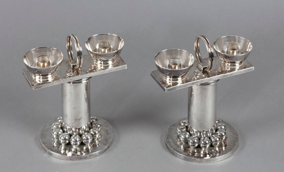 Null JEAN DESPRÉS (1889-1980)*
Paire de bougeoirs en métal argenté au design gra&hellip;