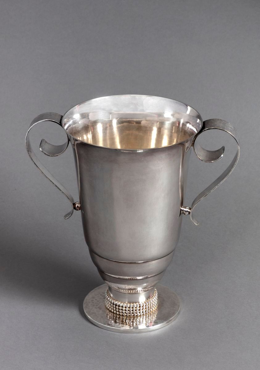 Null JEAN DESPRÉS (1889-1980)*
Vase en métal argenté lisse sur toute la surface &hellip;