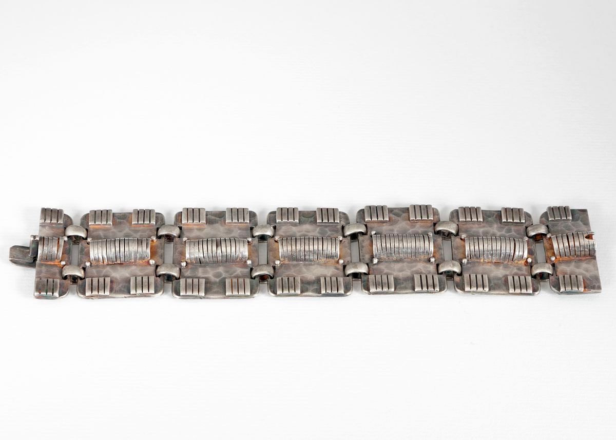 Null JEAN DESPRÉS (1889-1980)*
Bracelet géométrique en argent composé de sept pa&hellip;