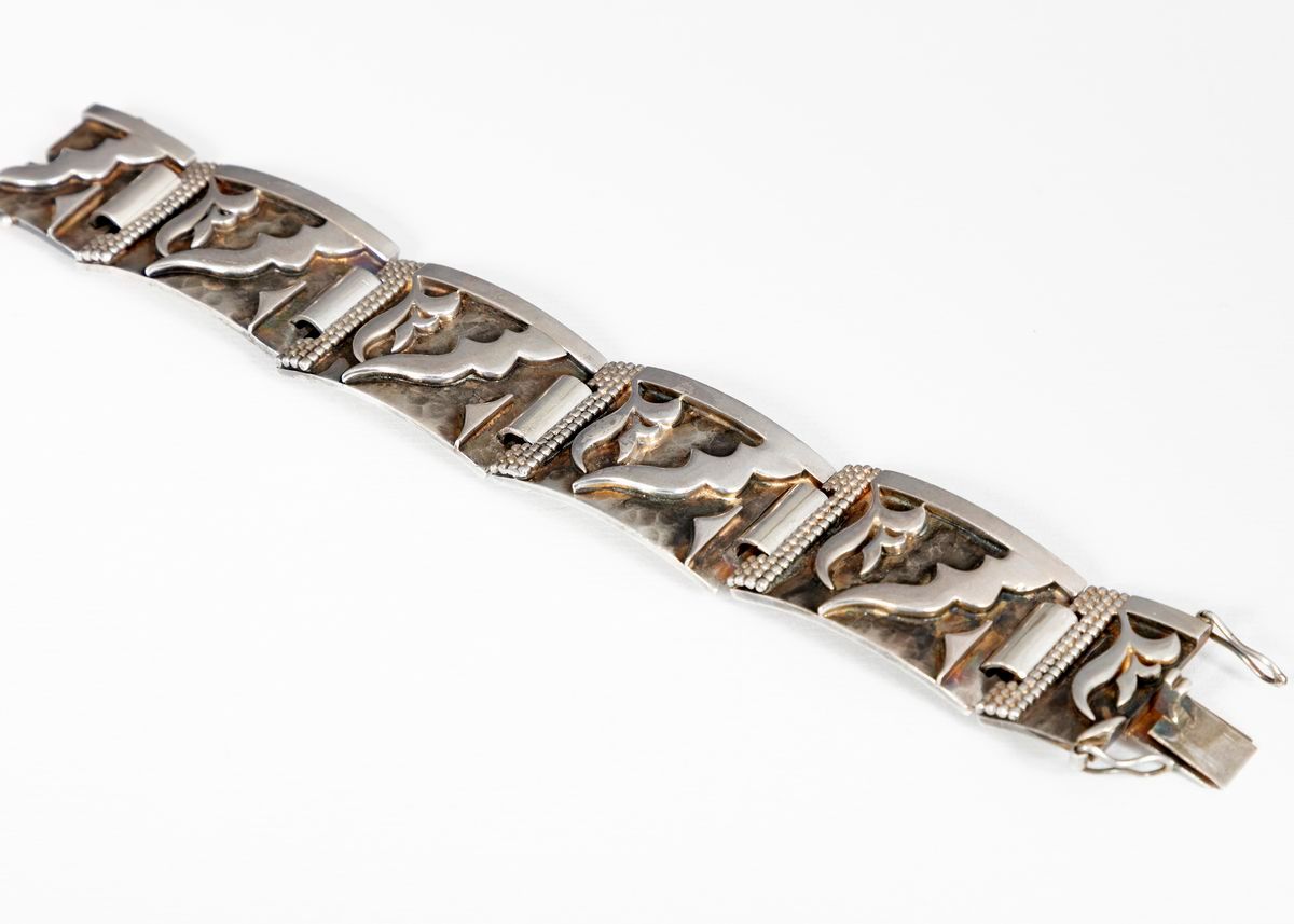 Null JEAN DESPRÉS (1889-1980)*
Bracelet large en argent composé de six plaques r&hellip;