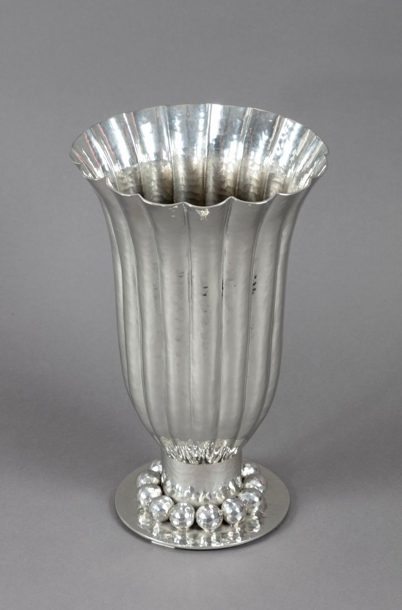 Null JEAN DESPRÉS (1889-1980)*
Vase orné de longs godrons évasés en étain poli e&hellip;