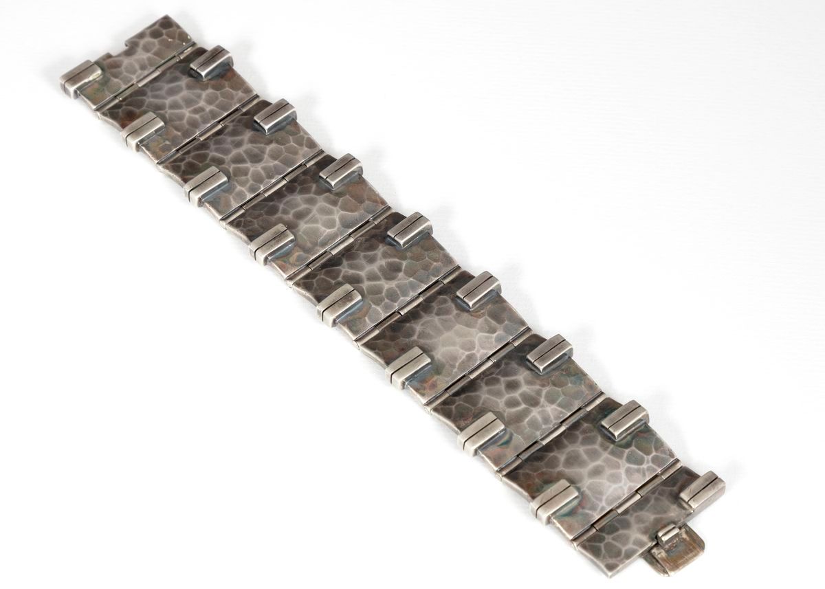 Null JEAN DESPRÉS (1889-1980)*
Bracelet en argent fait de neuf plaques martelées&hellip;