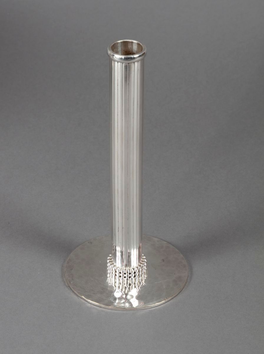 Null JEAN DESPRÉS (1889-1980)*
Vase soliflore en métal argenté au corps cannelé,&hellip;