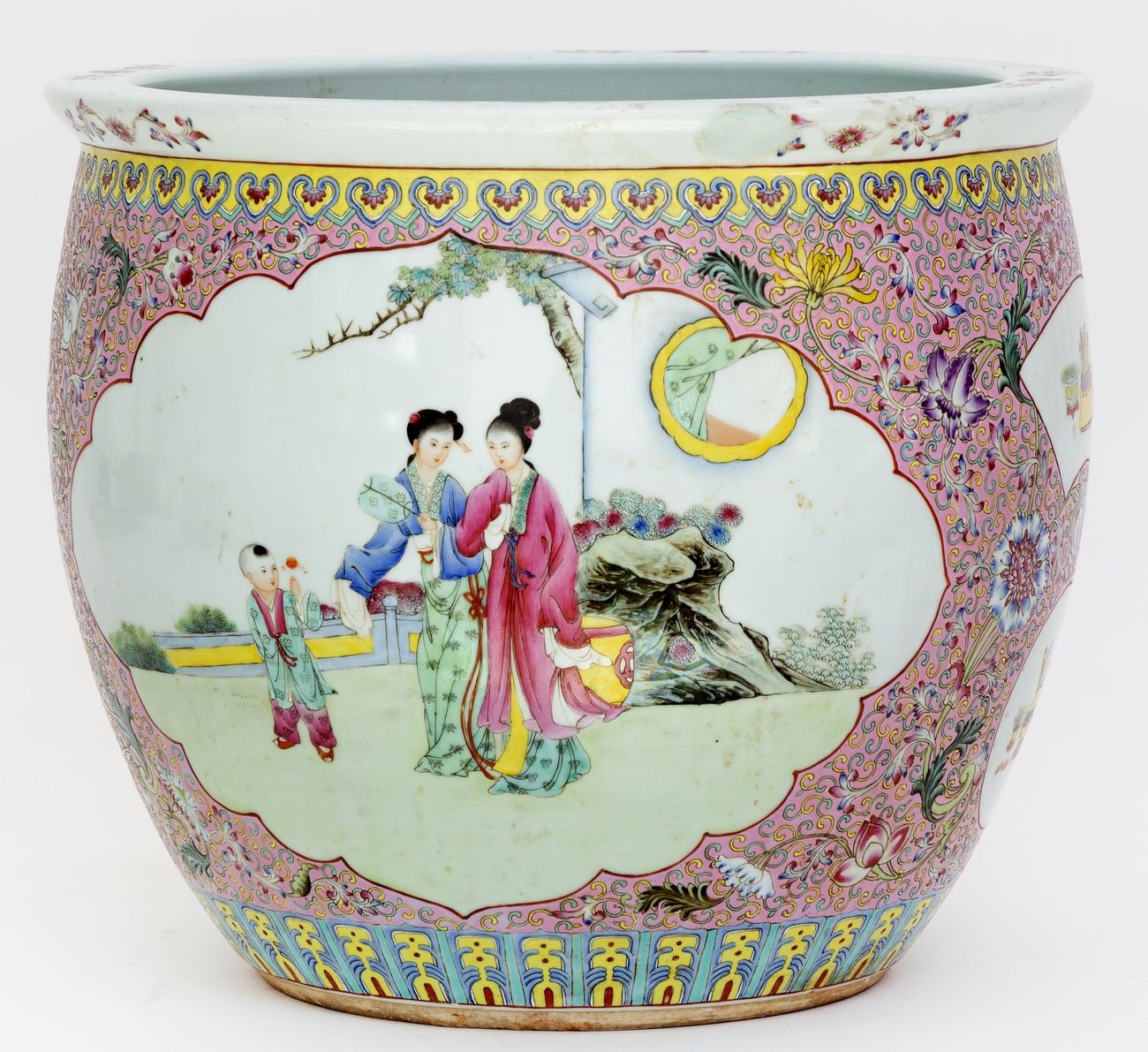 Null 中国，民国时期(1912 - 1949)
瓷器罐，有粉彩珐琅装饰的宫廷女郎的卡座。
高度：33厘米。 直径：37厘米
(边缘有一缺口已修复)