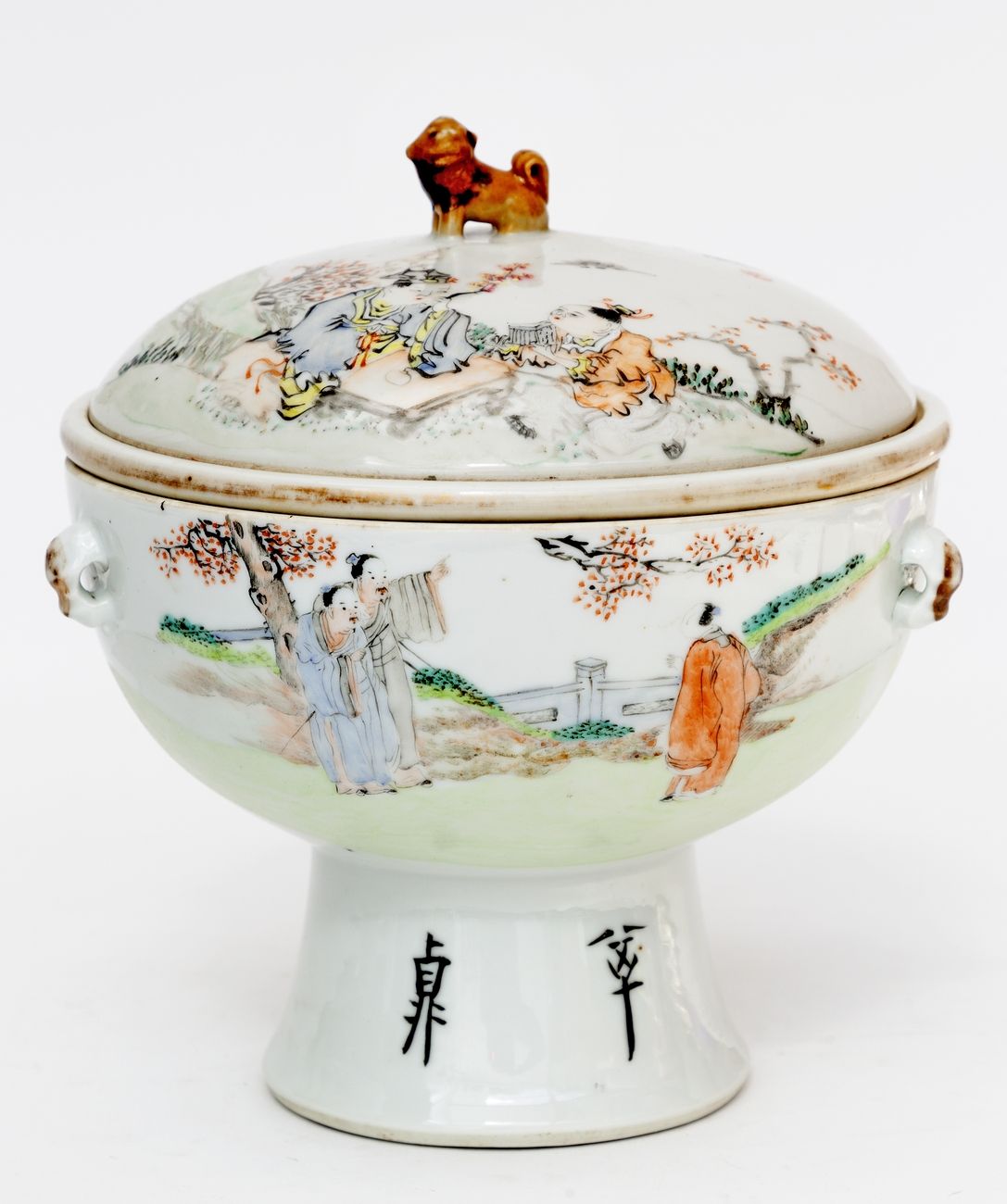 Null Chine, XIX-XXe siècle
Coupe sur pied couverte en porcelaine à décor en émau&hellip;