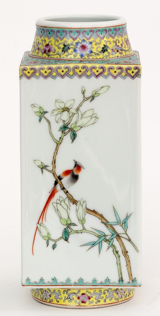 Null 中国，民国时期（1912-1949）
一个四角形的瓷瓶，装饰有法米勒珐琅彩的鸟类和植物。
伪造的乾隆款。
高度：23厘米