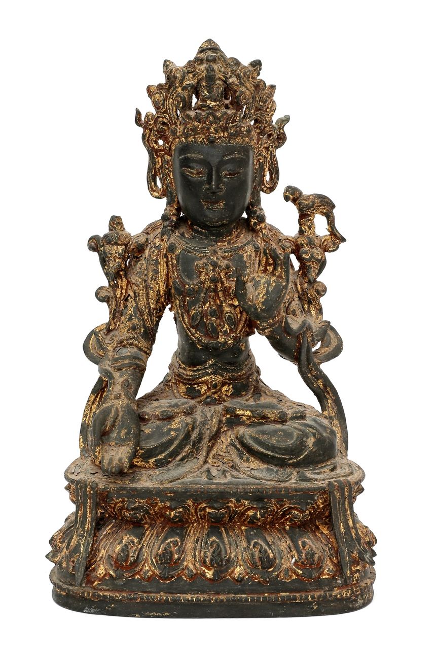 Null 中国，明朝时期（1368-1644）
部分上漆的青铜佛像坐在双莲花上。
高度：23厘米
 （背面有孔）。