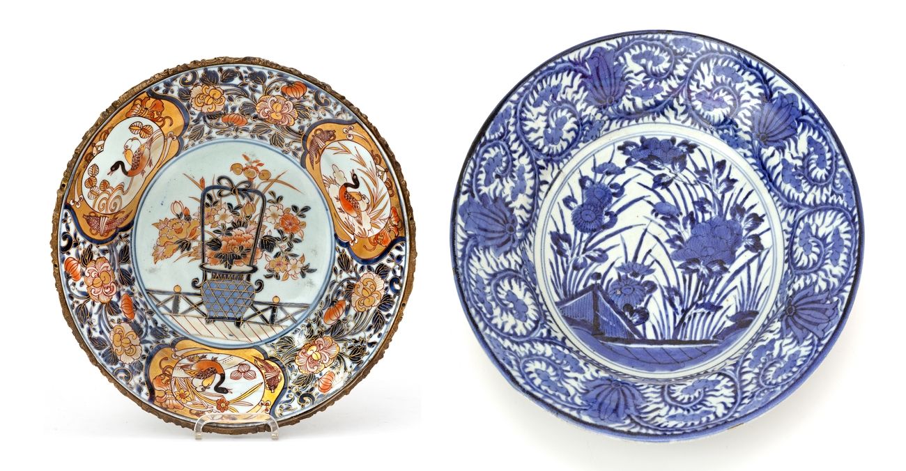 Null 日本，江户时代（1603-1868）
两个青花和伊万里珐琅装饰的瓷盘。
一个盘子里装着青铜色的边框。
直径：29厘米和44.5厘米