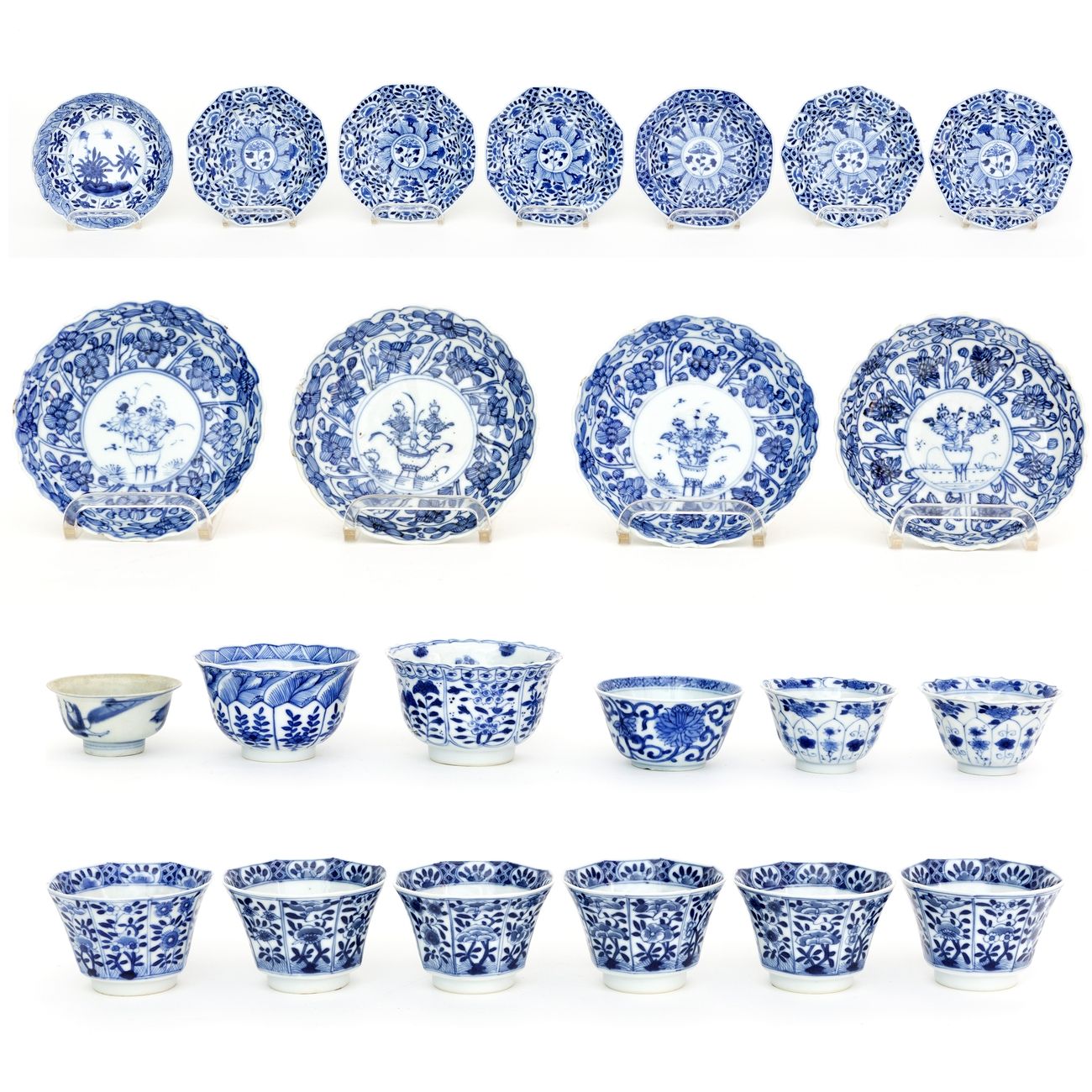 中国，18世纪拍品包括12个瓷壶和11个碟子，上面有蓝白珐琅的花卉装饰 