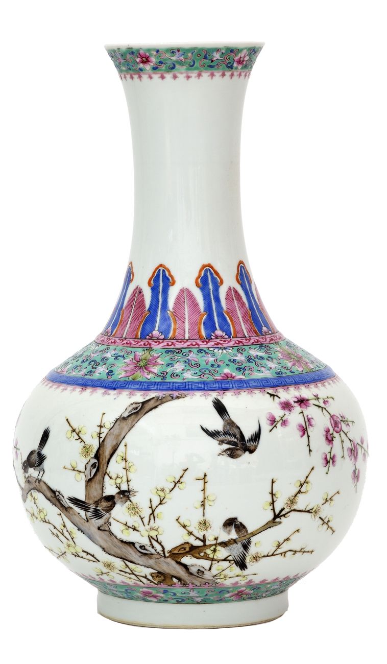 Null 中国，民国时期（1912-1949）
瓷器瓶，多色珐琅彩装饰的梅花树上的鸟。
光绪年号，有六个天启字。
高度：41厘米