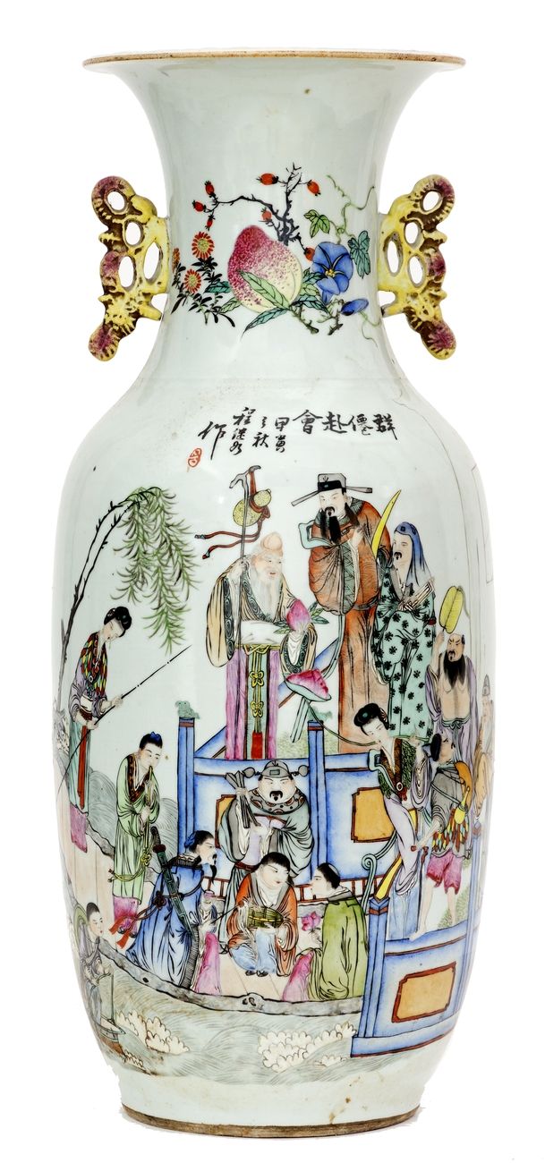 Null 中国，19-20世纪
瓷器花瓶，有人物、花和诗的双重多色珐琅装饰。
高度：57.5厘米