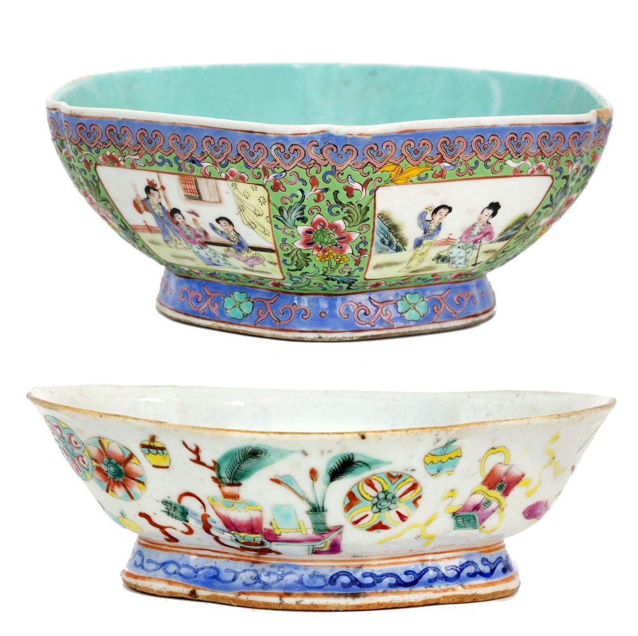 Null 中国，19-20世纪
两个瓷碗，装饰有法米勒珐琅彩的宫女和家具。
伪造的乾隆六字款和四字款。
长：22.5厘米和18.5厘米
 （较大的一个缺口和两个&hellip;