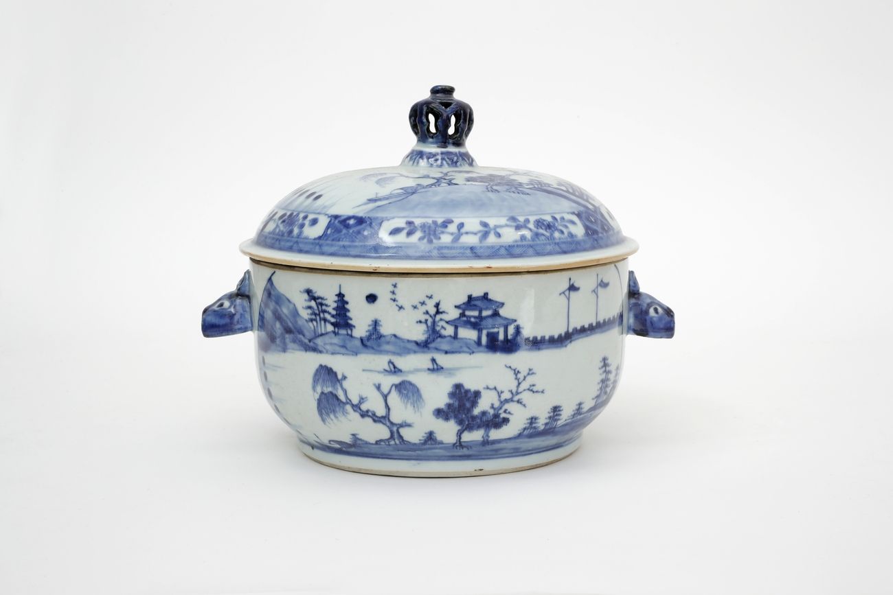 China, siglo XVIII Sopera revestida de porcelana con esmaltes azul blanco de pai&hellip;