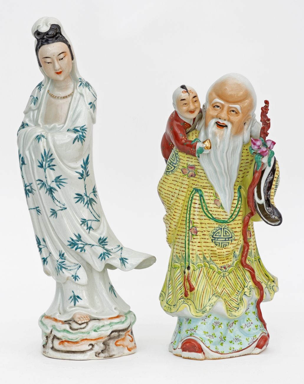 Null 中国，20世纪
一组代表圣人和观音的瓷器雕像。
中空的邮票。
高度：35.5厘米和42厘米
 （观音正面有小缺口）