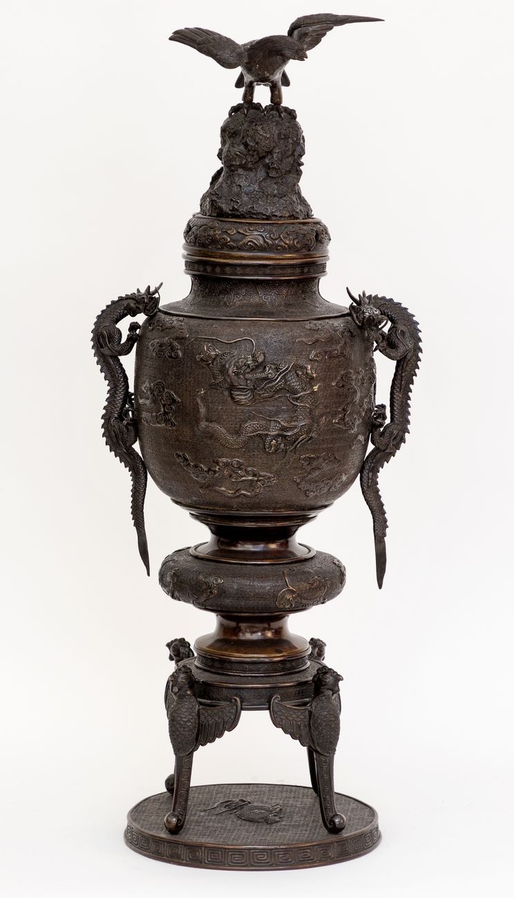 Null 日本，明治时期（1868-1912）
重要的青铜香炉，盖子上有龙、凤和鹰的图案。
高度：84厘米
 （可能有鹰的报道）。