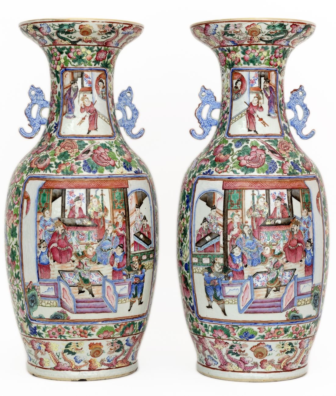Null 中国，19世纪
一对广东瓷器花瓶，用法米勒珐琅彩装饰，有宫廷场景的刻痕，颈部和底部有龙猎取圣珠的楣饰。
高度 : 61 cm
(一个带星星的底座)