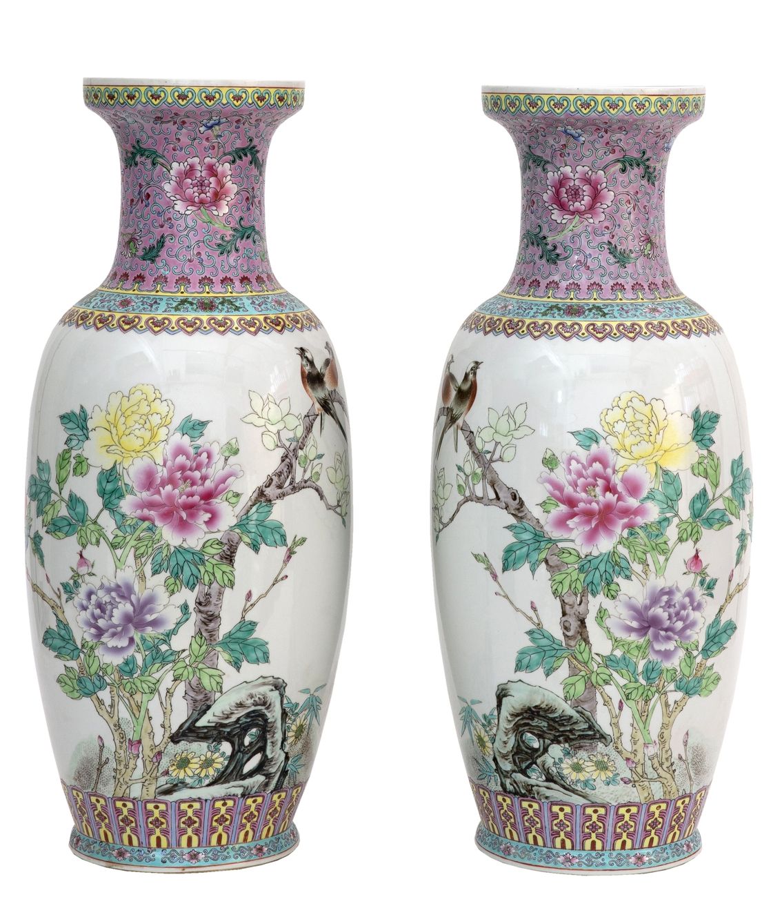 Null 中国，20世纪
一对用法米勒珐琅彩装饰的瓷瓶，上面有枝头鸟和一首诗。
乾隆年款，有六个天启的字样。
高度：60厘米