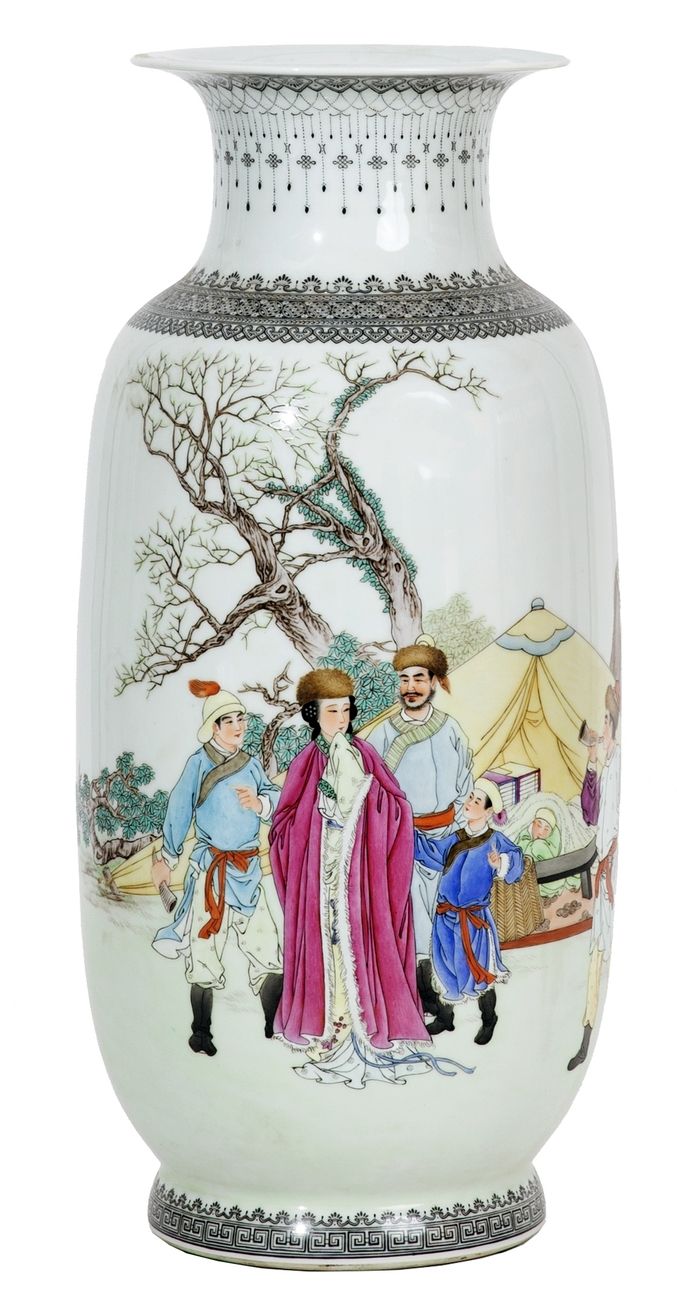 Null 中国，民国时期（1912-1949）
瓷器花瓶，有法米勒珐琅彩的人物和诗句装饰。
乾隆年款，有四个天启的字。
高度：51厘米