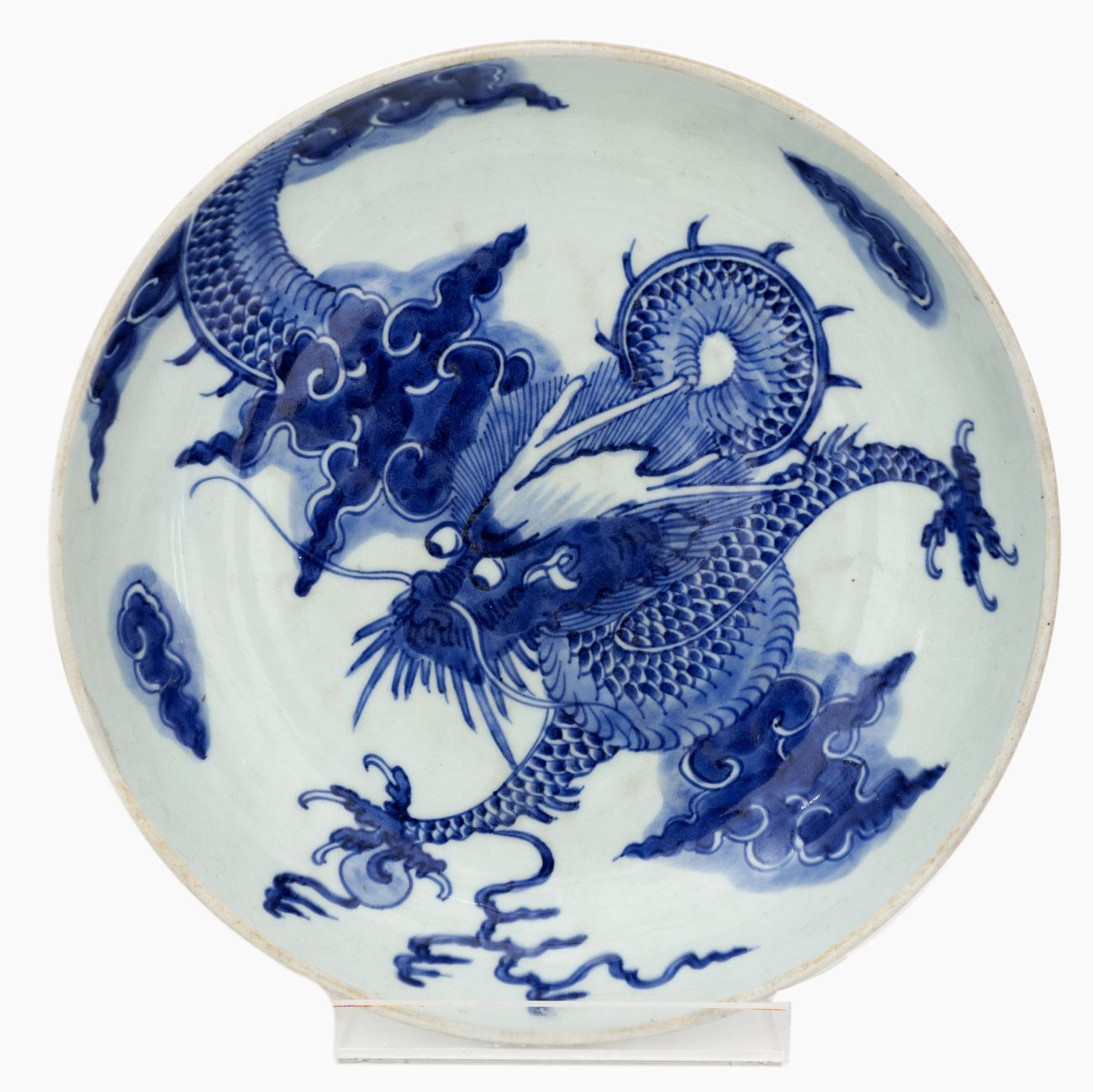 Null 中国，19世纪为越南
，青白珐琅彩龙纹瓷盘。
直径 : 28,5 cm
(边缘略有磨损)