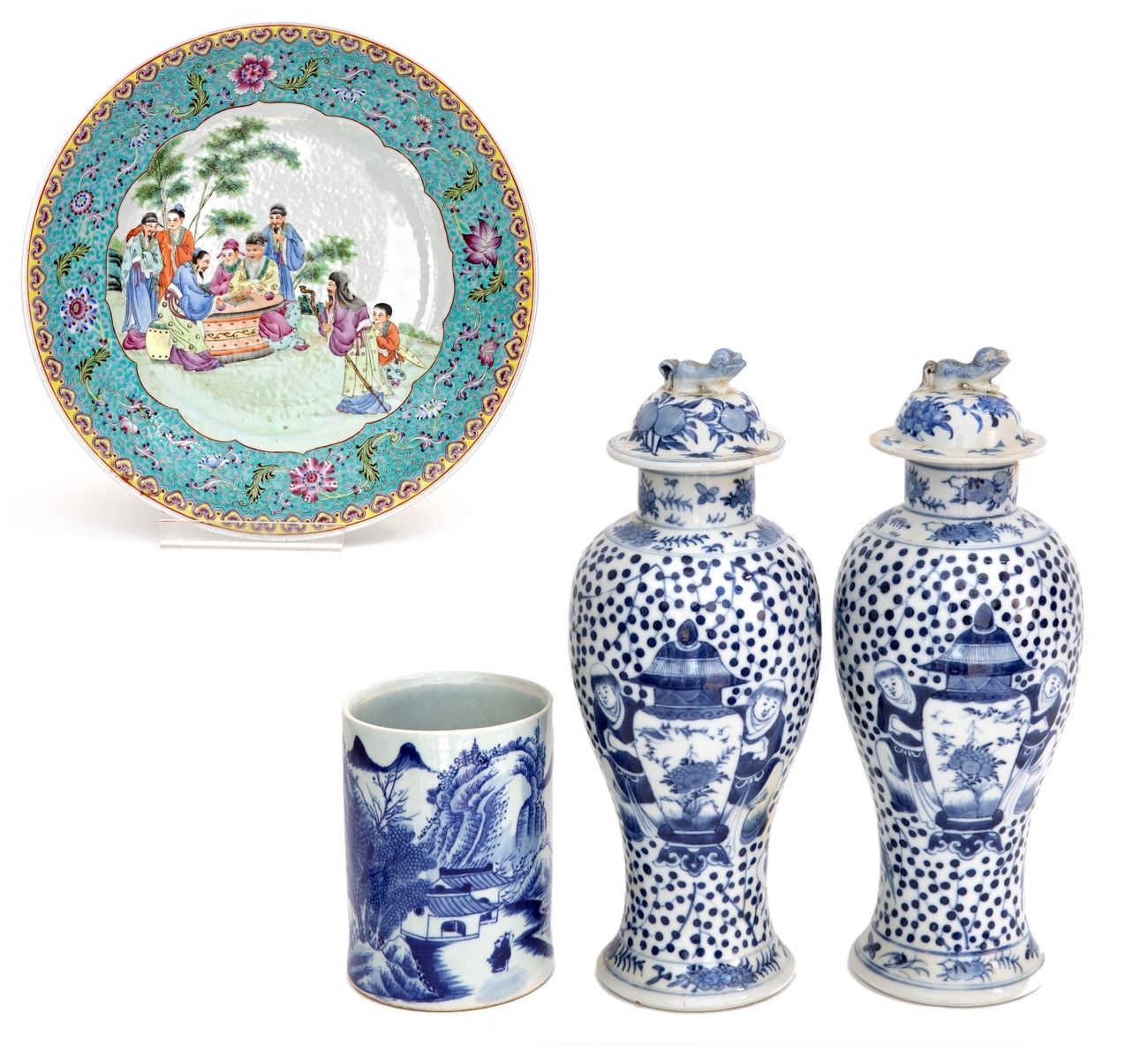 Null 中国，19-20世纪
拍品包括一对有盖花瓶，一个笔筒和一个盘子，上面有各种蓝白和粉彩装饰。
高度：31厘米和14厘米。 直径：37厘米
 （一个花瓶有&hellip;