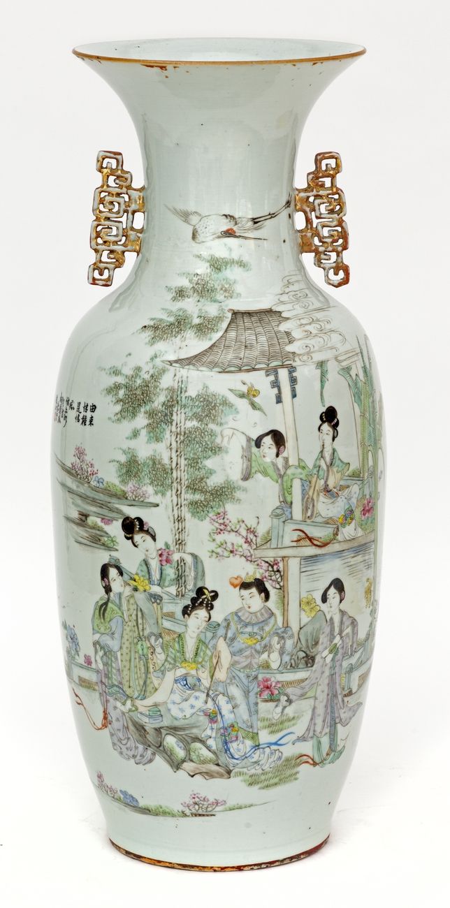 Null 中国 XIX-XX世纪
瓷器花瓶，有宫女和花朵的双重多色珐琅装饰。
高度：58厘米