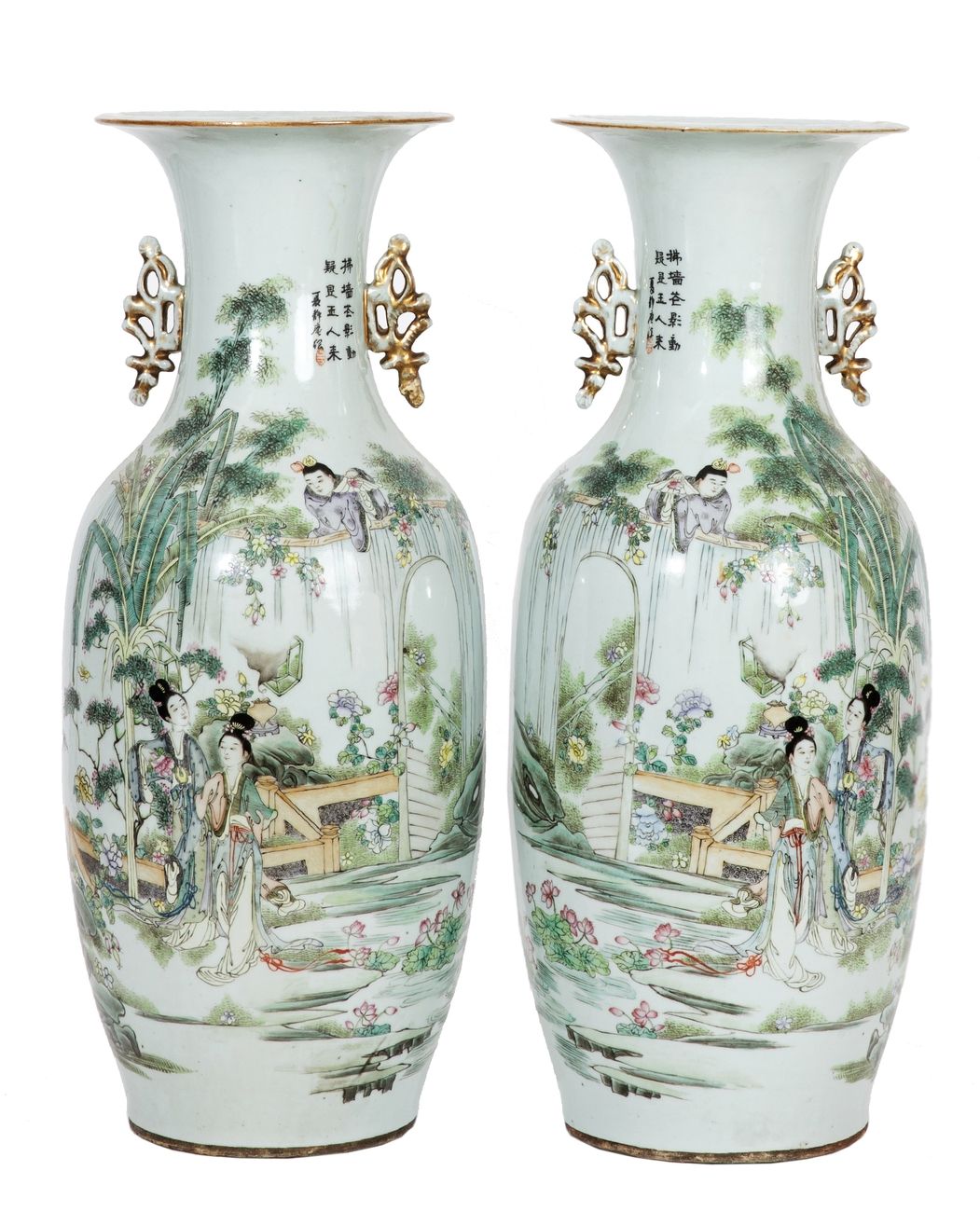 Null 中国，19-20世纪
一对瓷器花瓶，上面有人物和花朵的双重多色珐琅装饰。
高度：57厘米
(一个手柄在一个边缘修复)