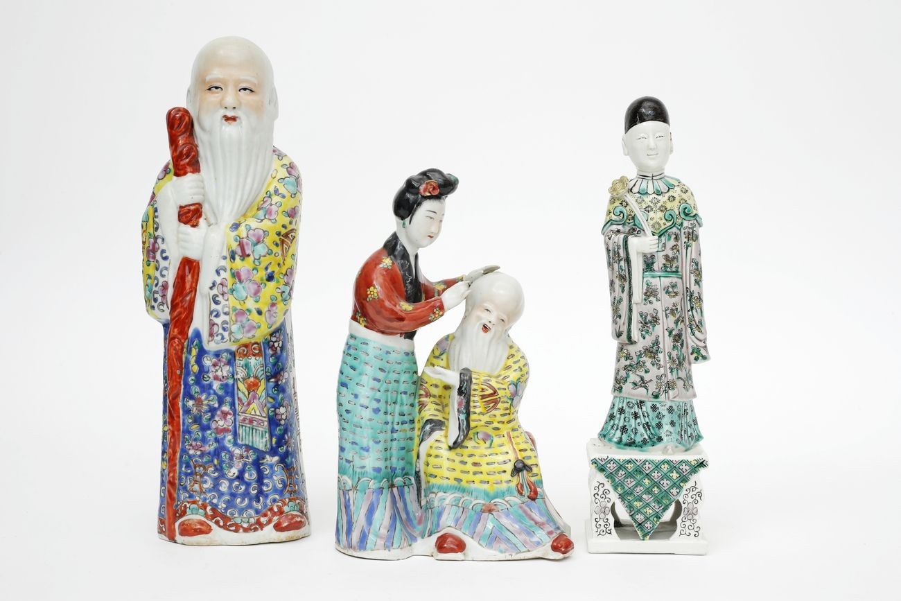 Null 中国，19-20世纪
三组瓷器的拍卖。
高度：从25厘米到34厘米
 （宫女的四个手指得到修复，带有绿色家族装饰的人物权杖得到修复）