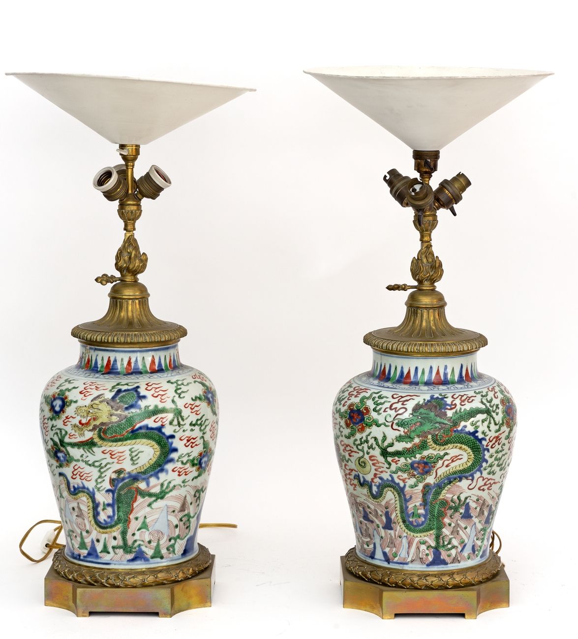 Null 中国，过渡时期，17世纪
一对装饰有五彩珐琅的龙猎取圣珠的瓷壶。
安装在灯具中。
高度：32厘米
 （颈部有裂缝--以前是钻电的）