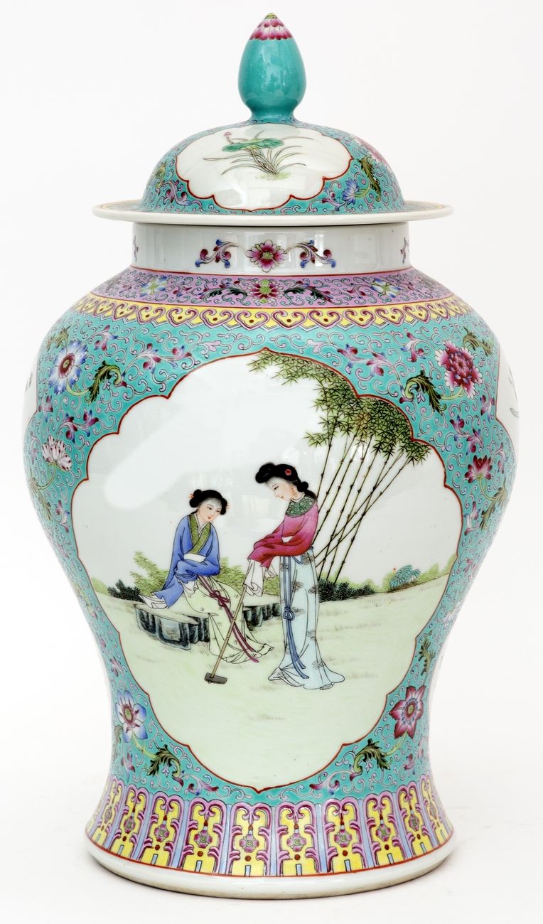 Null 中国，民国时期(1912-1949)
瓷器上的有盖花瓶，有法米勒珐琅彩装饰的女士们在卡座上。
乾隆年款，有四个天启的字。
高度：40厘米