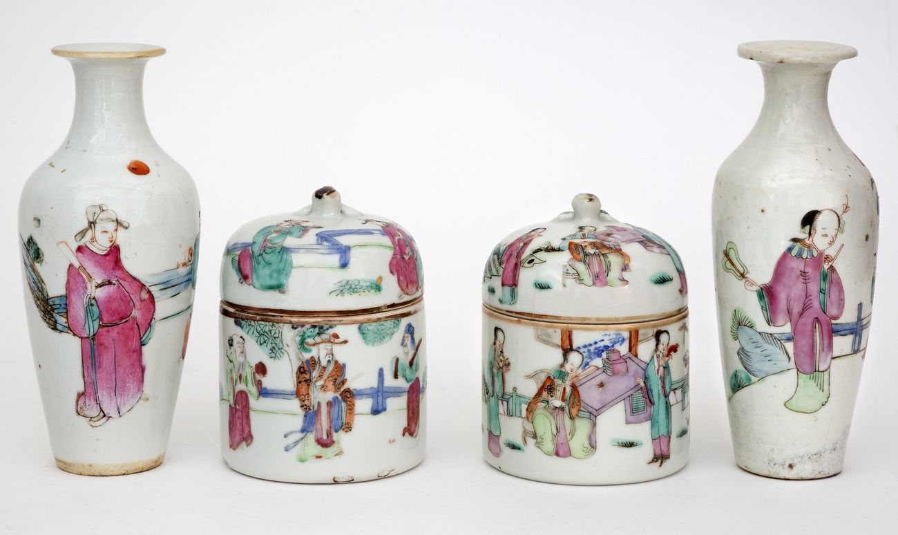 Null 中国，19世纪
拍品包括一对瓷器花瓶和一对用粉彩装饰人物的有盖盒子。
高度：15厘米和10厘米
 （盖子破裂，其中一个有缺口。盒子有缺口）