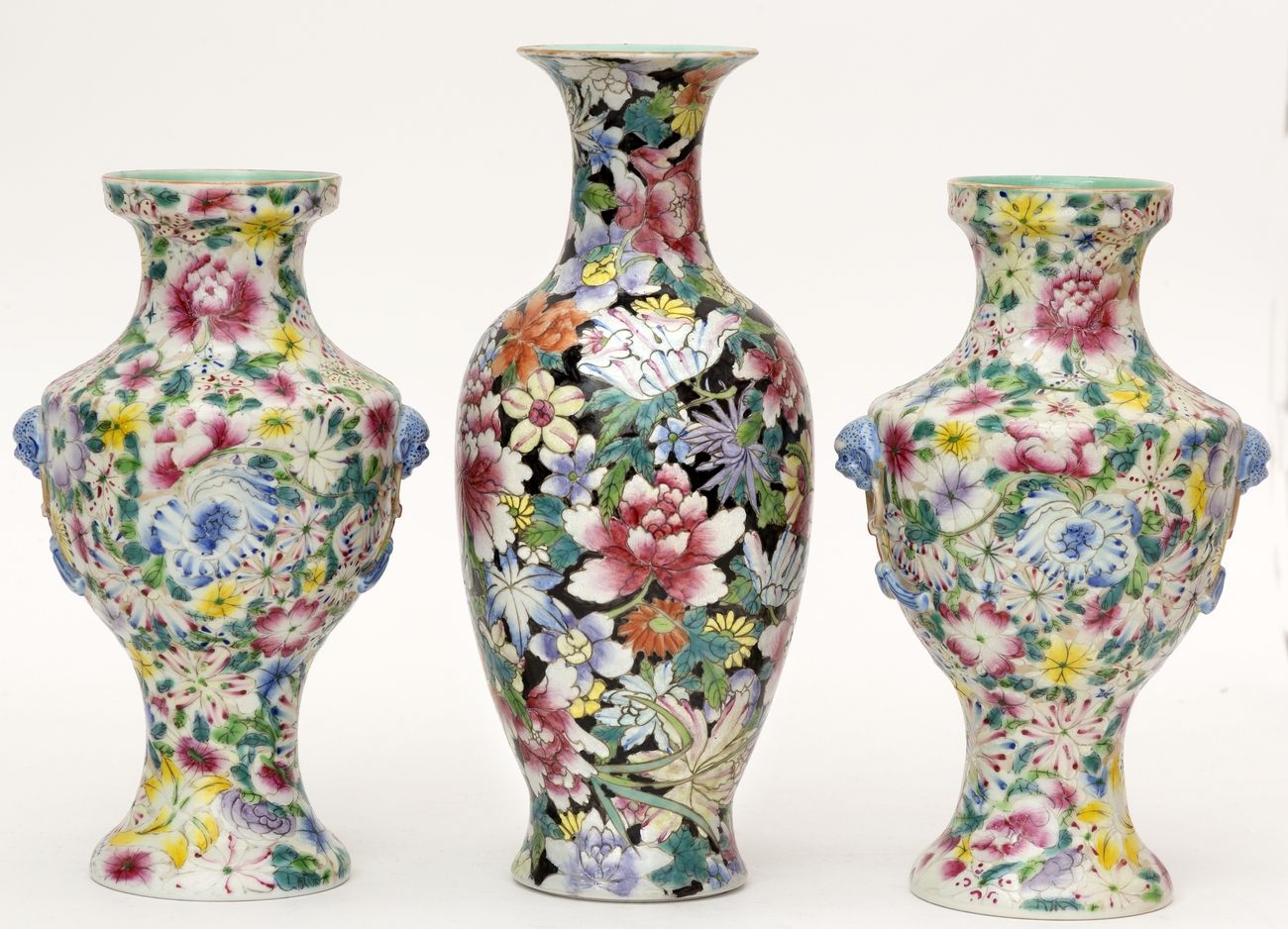Null 中国，民国时期(1912-1949)
拍品包括一对花瓶和一个有米勒弗勒尔装饰的瓷瓶。
伪造的乾隆款。
高度：23厘米和27厘米