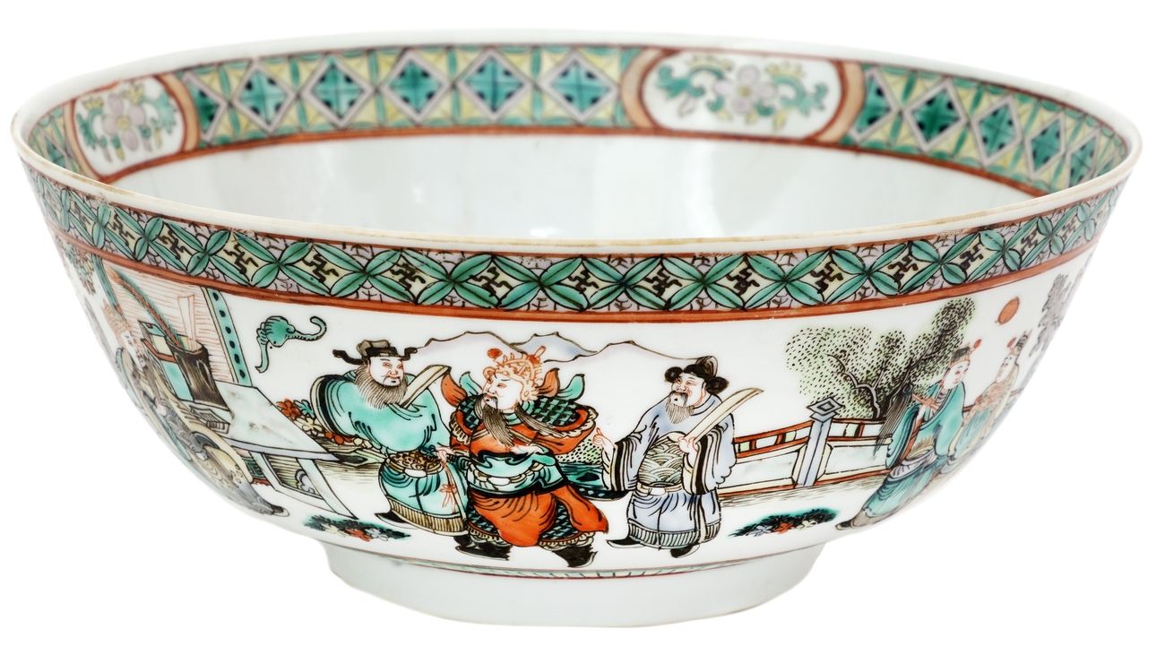Null 中国，19世纪
瓷碗上有绿色家族珐琅装饰的人物，中间是有翼的龙。
高度 : 9,5 cm
直径 : 23,5 cm