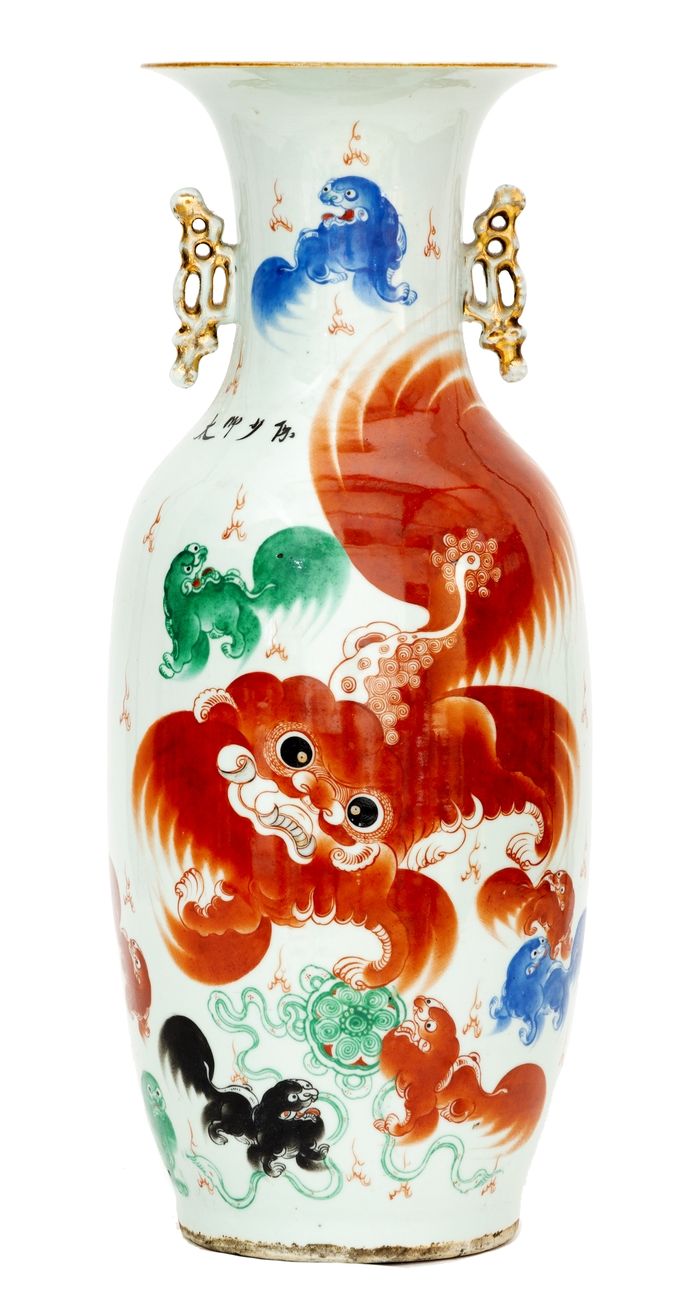 Null 中国，19-20世纪
瓷器花瓶，多色珐琅彩装饰宝和诗的狗。
高度：58厘米