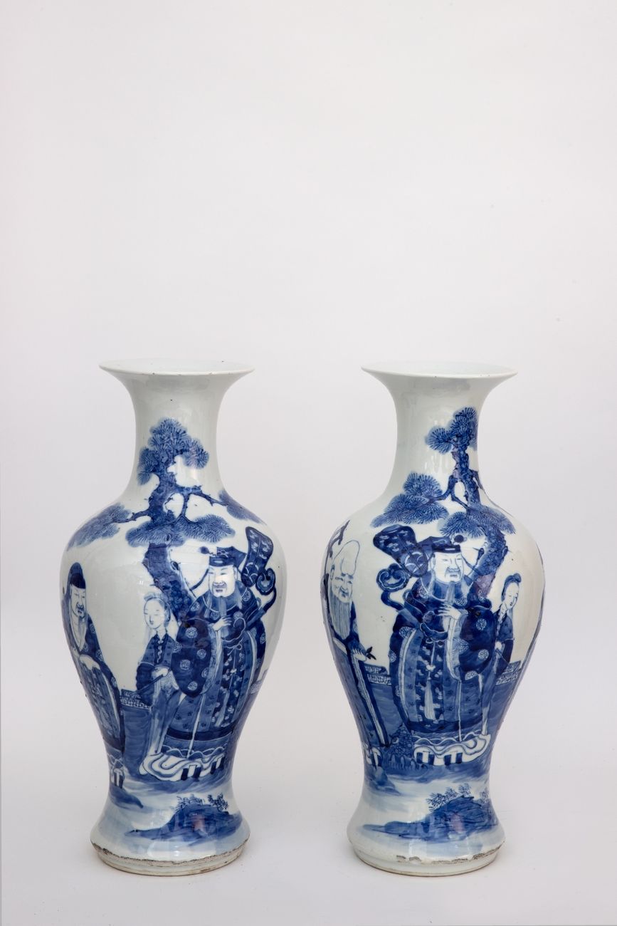 Chine, XIXe siècle Paire de vases en porcelaine à décor en émaux bleu blanc de p&hellip;