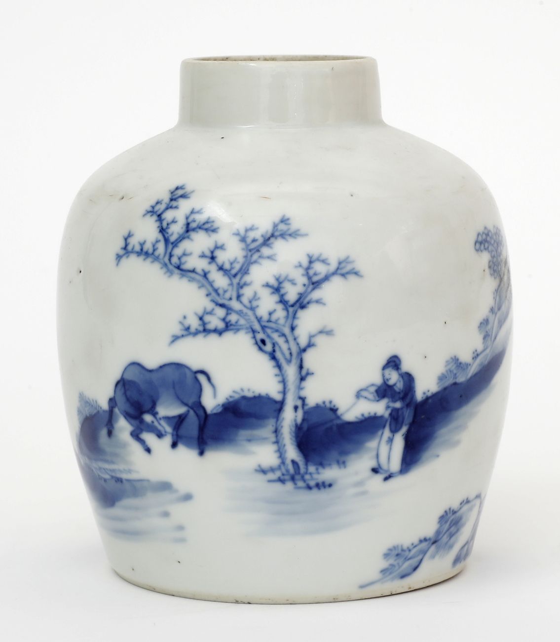 Null 中国，19世纪，为越南
一个用蓝白珐琅彩装饰的人物和水牛的瓷质球状花瓶。
底座下有诗和四个字的标记。
高度：12.5厘米