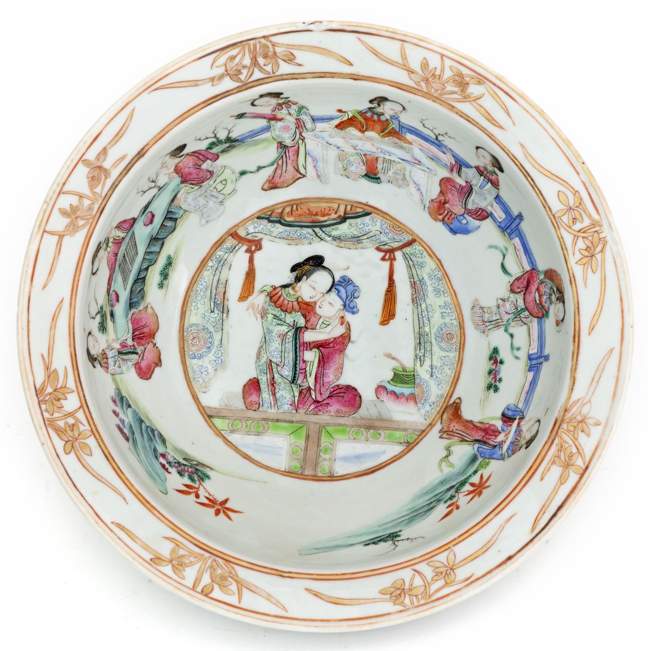 Null Chine, XIXe siècle
Bassin en porcelaine à décor en émaux de la famille rose&hellip;