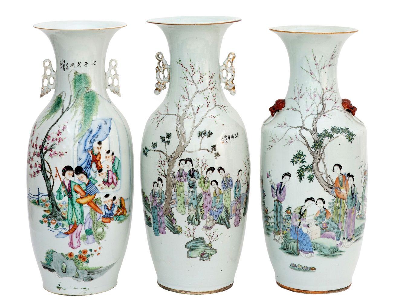 Null 中国，19-20世纪
一批有各种多色珐琅装饰和诗句的三件瓷器花瓶。
高度：56厘米、57.5厘米和59厘米