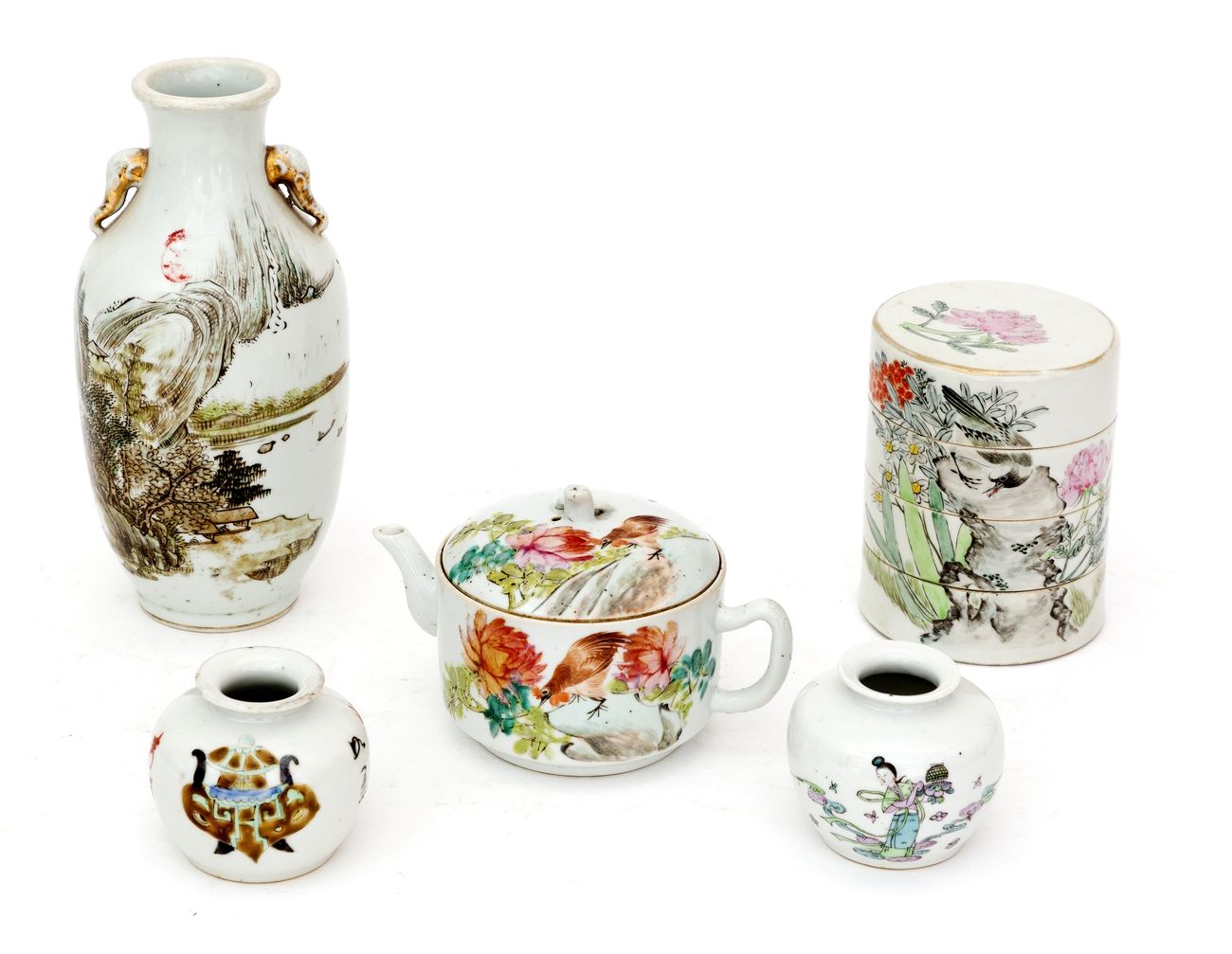 Chine, XIXe siècle Lot comprenant un vase, une théière, une boîte à trois compar&hellip;