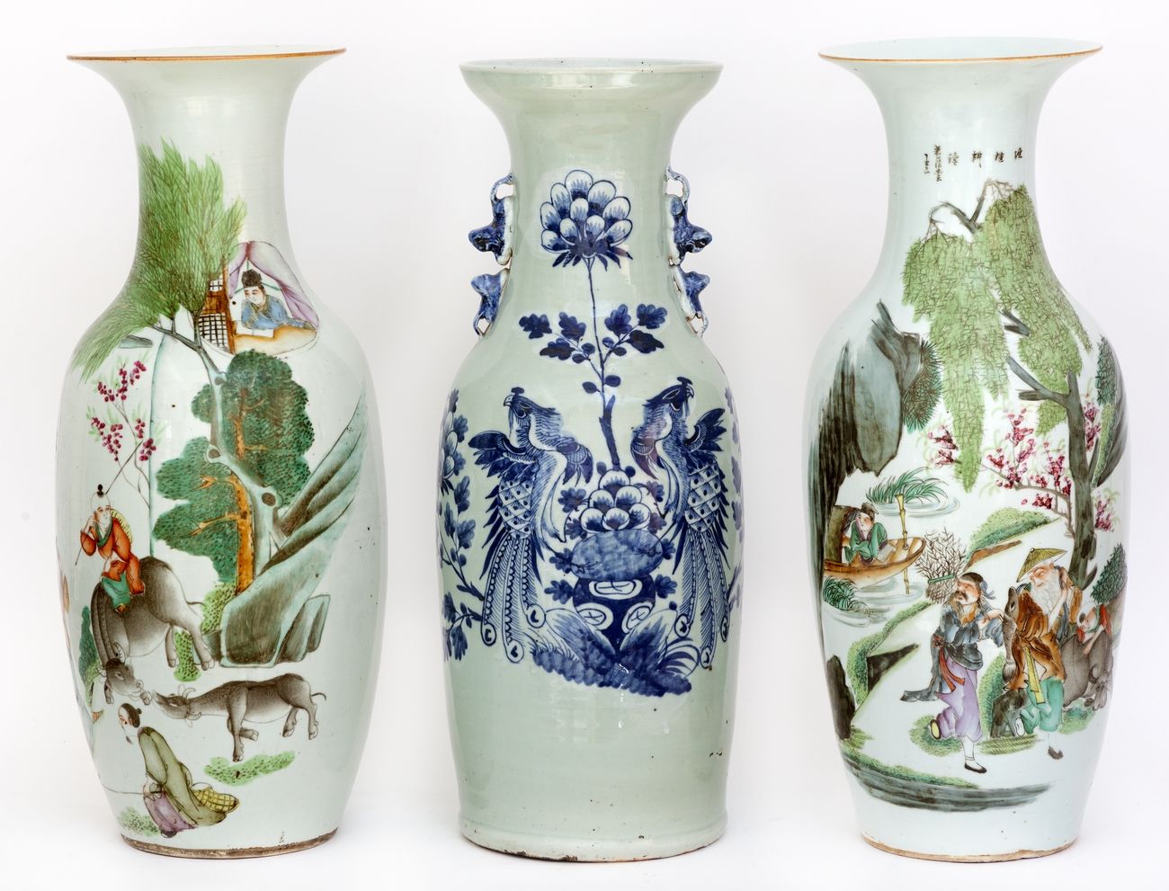 Null 中国，19-20世纪
拍品包括三个蓝白珐琅和钱江彩的各种装饰的瓷瓶。
高度：57厘米和58厘米