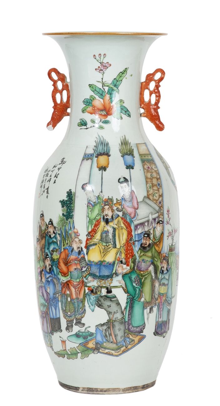 Null 中国，19-20世纪
瓷器花瓶，有宫廷和花卉场景的多色珐琅彩双重装饰。
高度：58厘米
 （器身有裂纹，底部有星形，手柄有裂纹）