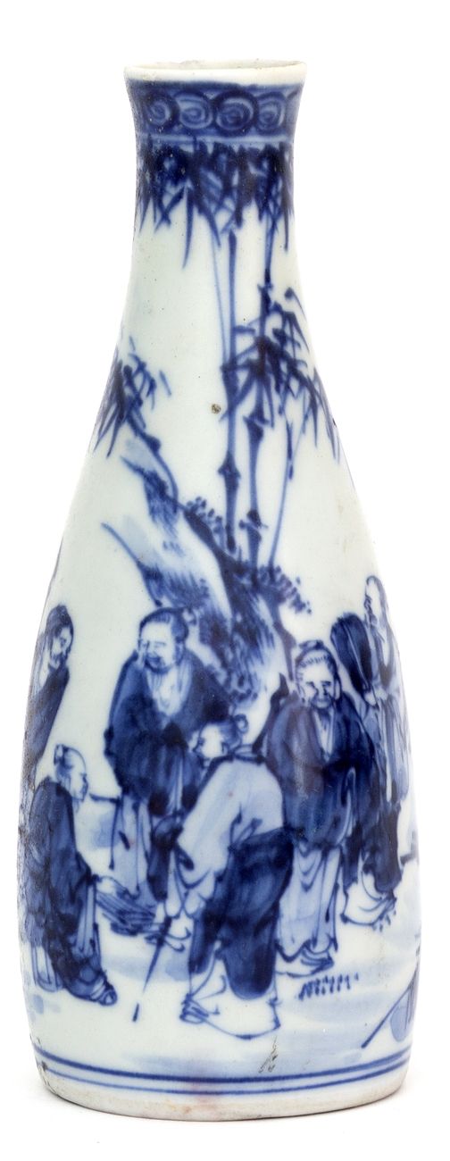 Null 中国，20世纪
一个小瓷瓶，用青白珐琅彩装饰着竹林中的七个圣人。
底座上有空洞的标记。
高度 : 15,5 cm
(颈部有缺口)