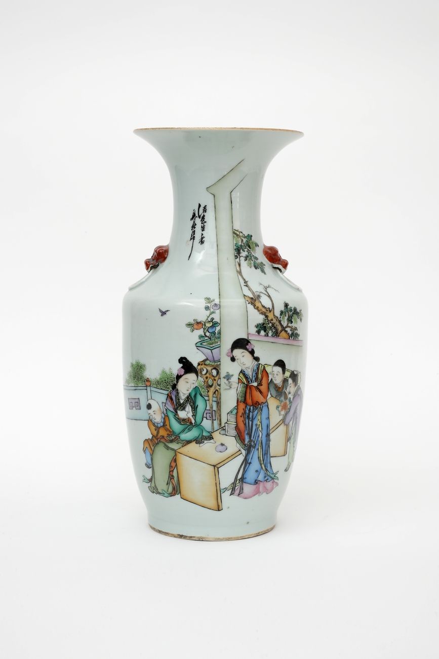 Null 中国 XIX-XX世纪
瓷器花瓶，多色珐琅彩装饰的人物和诗句。
高度：43厘米