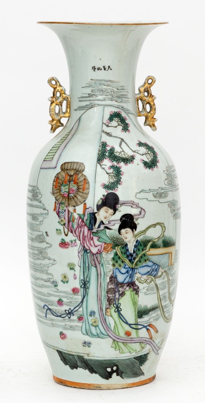 Null 中国，19-20世纪
瓷器花瓶，多色珐琅彩装饰的宫女和诗句。
高度：56.5厘米