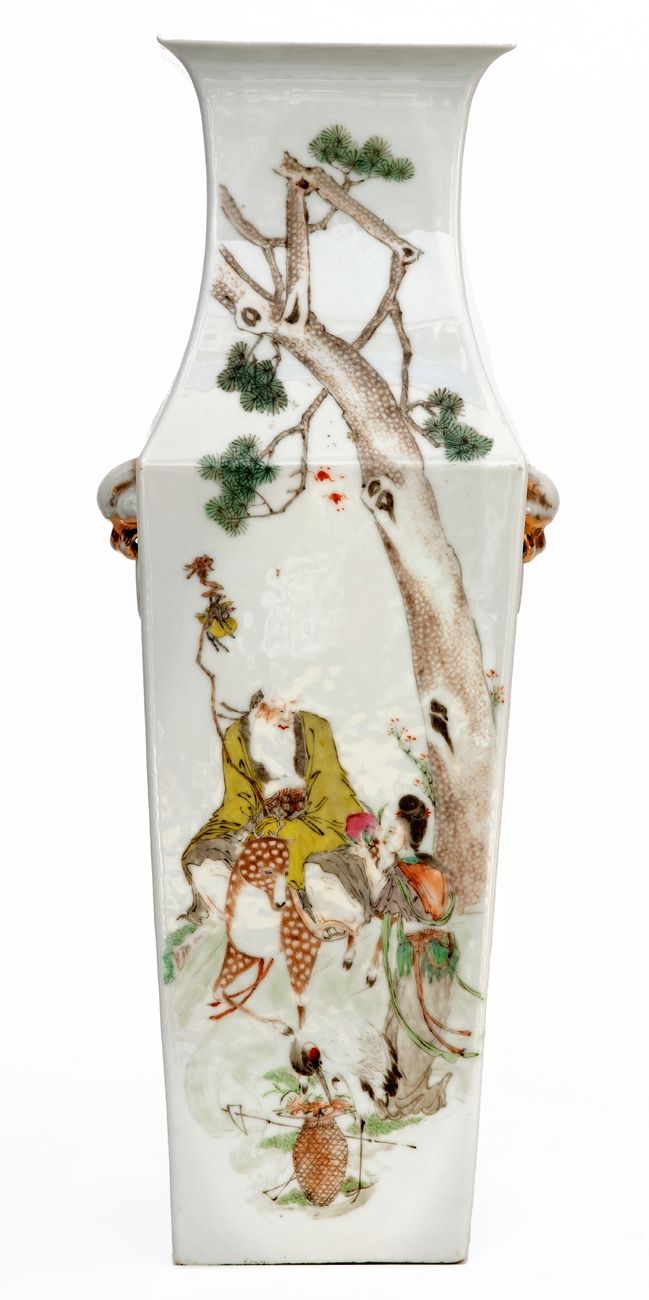 Null 中国，19-20世纪
一个四角形的瓷瓶，上面有多色珐琅装饰的人物和诗句。
高度 : 57,5 cm
(底部有孔)