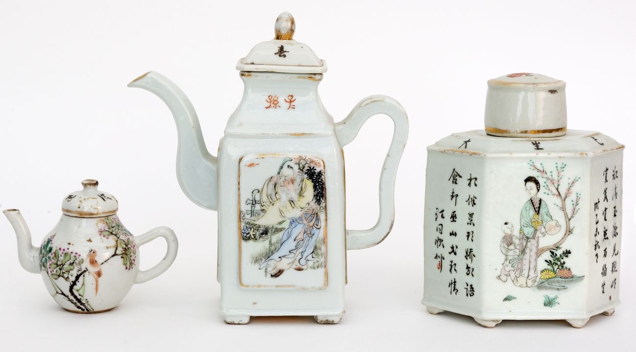 Null 中国，19-20世纪
拍品包括两个瓷器茶壶和一个茶叶盒，上面有各种钱江彩的珐琅图案。
高度：8厘米、15厘米、19厘米
 （大茶壶的手柄上有缺口，盖子&hellip;
