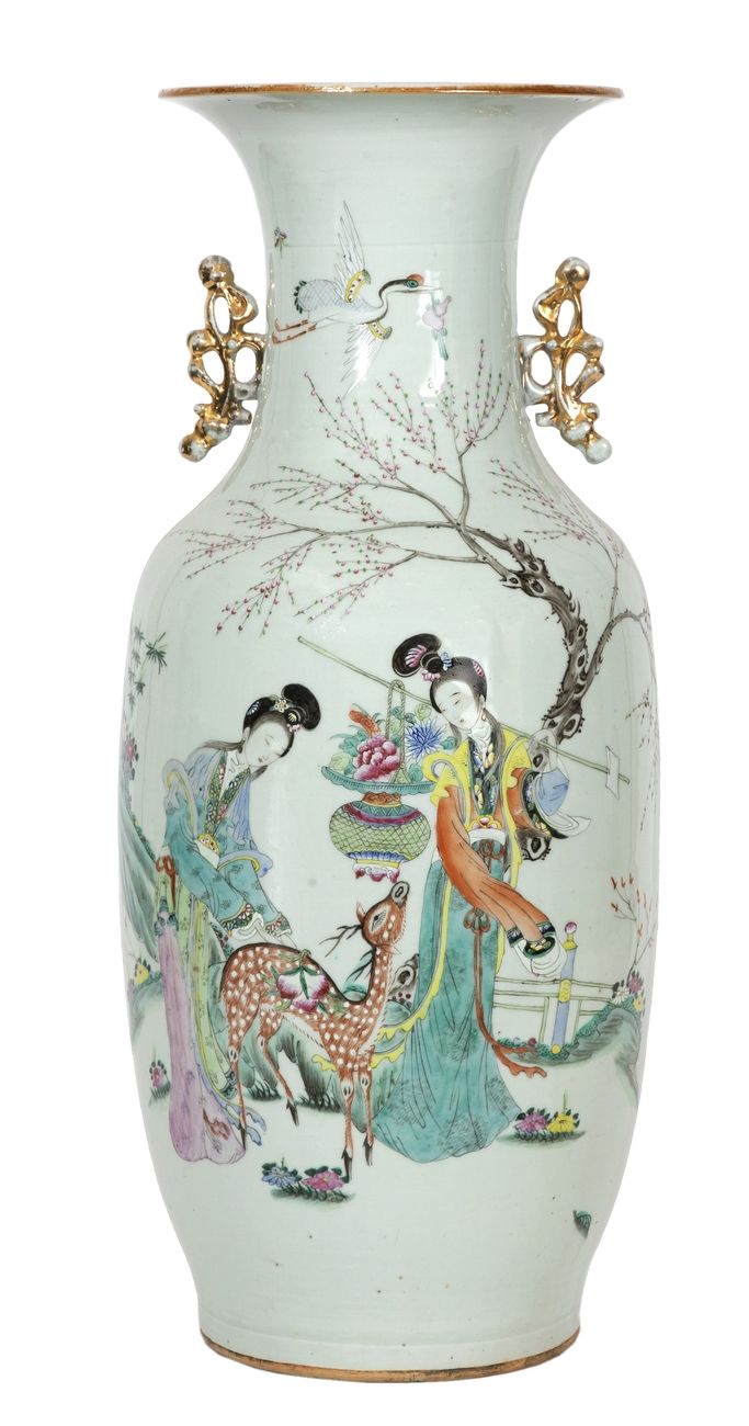Null 中国，19-20世纪
瓷器花瓶上有多色珐琅装饰的宫女、鹿、鹭鸶和诗句。
高度：56厘米